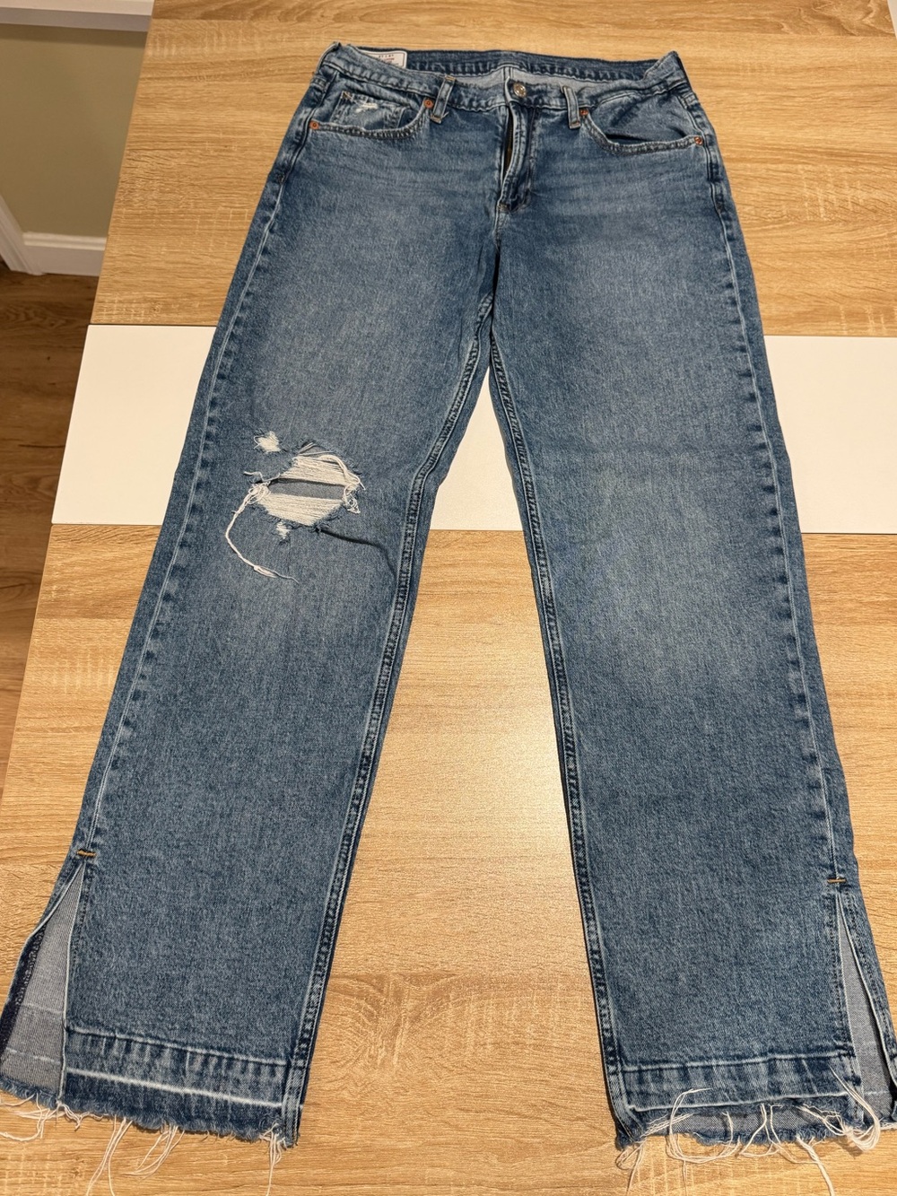 GAP women’s distressed ‘90s Loose Mid rise jean size 27/4R